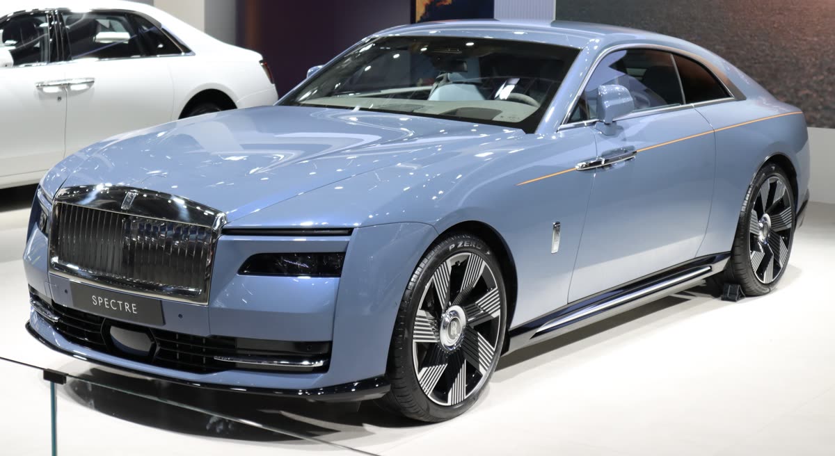 Rolls-Royce Spectre màu trắng nhìn từ phía trước
