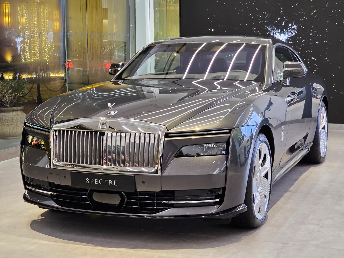 Rolls-Royce Spectre Anthracite tại showroom
