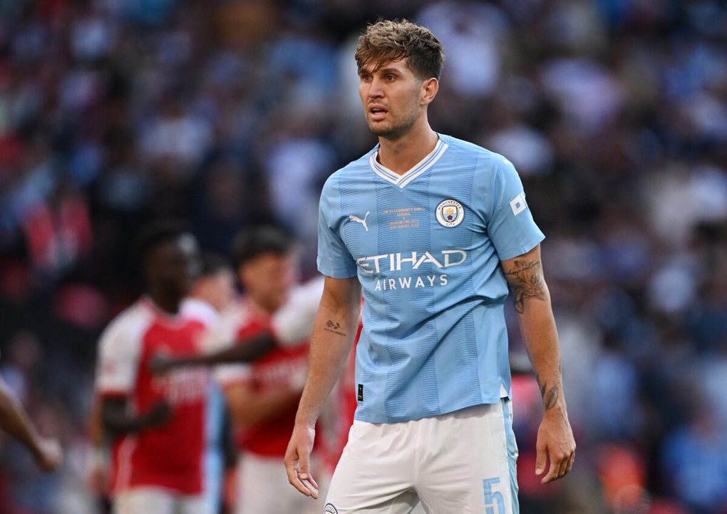 John Stones (người từng được Guardiola sử dụng trong vai trò trung vệ lai, có lúc dâng lên chơi tiền vệ trung tâm) ở trận tranh Siêu cúp Anh ngày 6/8/2023 tại Wembley, London trước Arsenal. Ảnh: Reuters