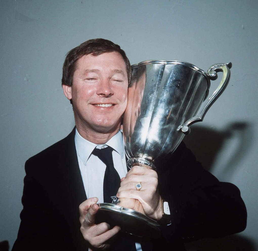 Sir Alex Ferguson thời còn dẫn dắt Aberdeen, chụp cùng chiếc cúp C2 cũ (Cup Winners’ Cup) 1983. Ảnh: Reuters