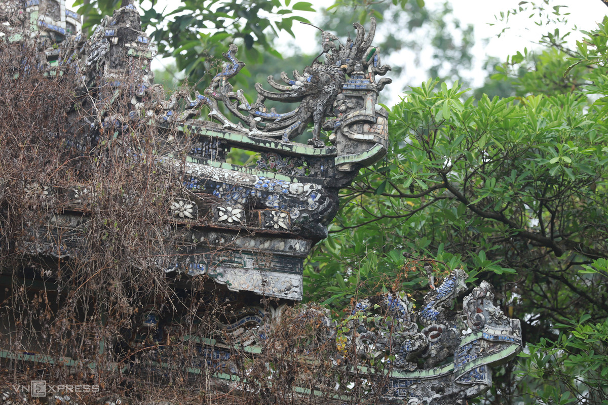 Hệ thống trang trí rồng, chim phụng hoàng trên mái căn biệt thự được đắp nổi bằng sành sứ ngày càng hư hỏng. Hệ thống mái ngói bị vỡ nát, cỏ cây mọc um tùm. Hệ thống rồng trang trí bằng sành sứ trên mái cũng không còn nguyên vẹn.