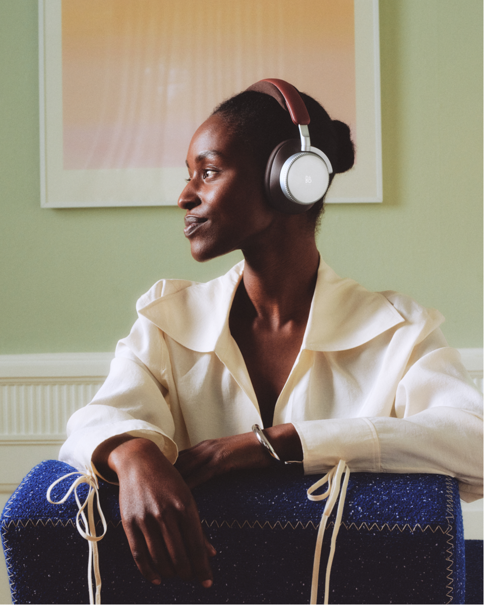 Người dùng sử dụng tai nghe Beoplay H100 Centennial. Ảnh: B&O