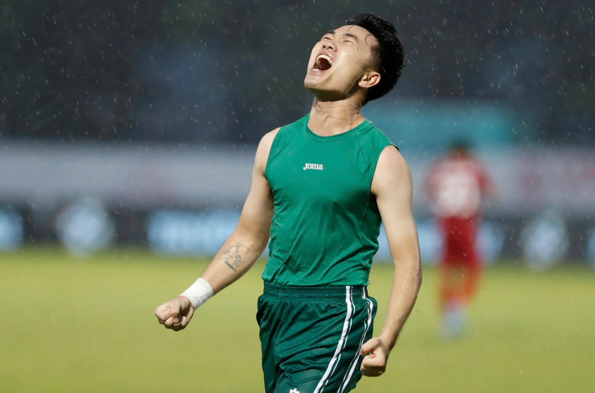Đồng Nai không chỉ có Công Phượng - người mới trở lại ở ba vòng cuối sau chấn thương, mà còn sở hữu nhiều cựu tuyển thủ Việt Nam. Trong Ảnh là Lương Xuân Trường. Sau khi từ bỏ môi trường V-League để xuống hạng Nhất thi đấu, cầu thủ người Tuyên Quang thường xuyên được đá chính, là cầu thủ điều tiết trận đấu cho Đồng Nai. "Một mùa giải khó khăn hơn mọi người nghĩ", Xuân Trường nói. "Chúng tôi vui tự hào vì đã cùng nhau chiến đấu xuyên suốt mùa giải, giữ được kỷ luật đến cuối cùng và đây là thành quả này sự nỗ lực không ngừng nghỉ đó".