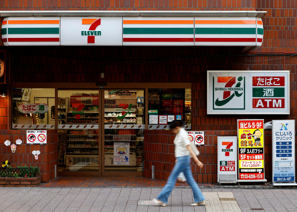 Người đi bộ ngang qua một cửa hàng 7-Eleven tại Tokyo tháng 8/2024. Ảnh: Reuters