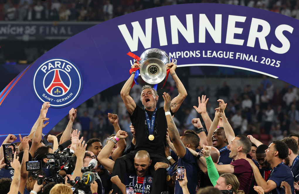 HLV Luis Enrique nâng cup vô địch Champions League sau khi cùng PSG thắng Inter Milan 5-0 trong trận chung kết trên sân Allianz, Munich, Đức ngày 1/6/2025. Ảnh: Reuters
