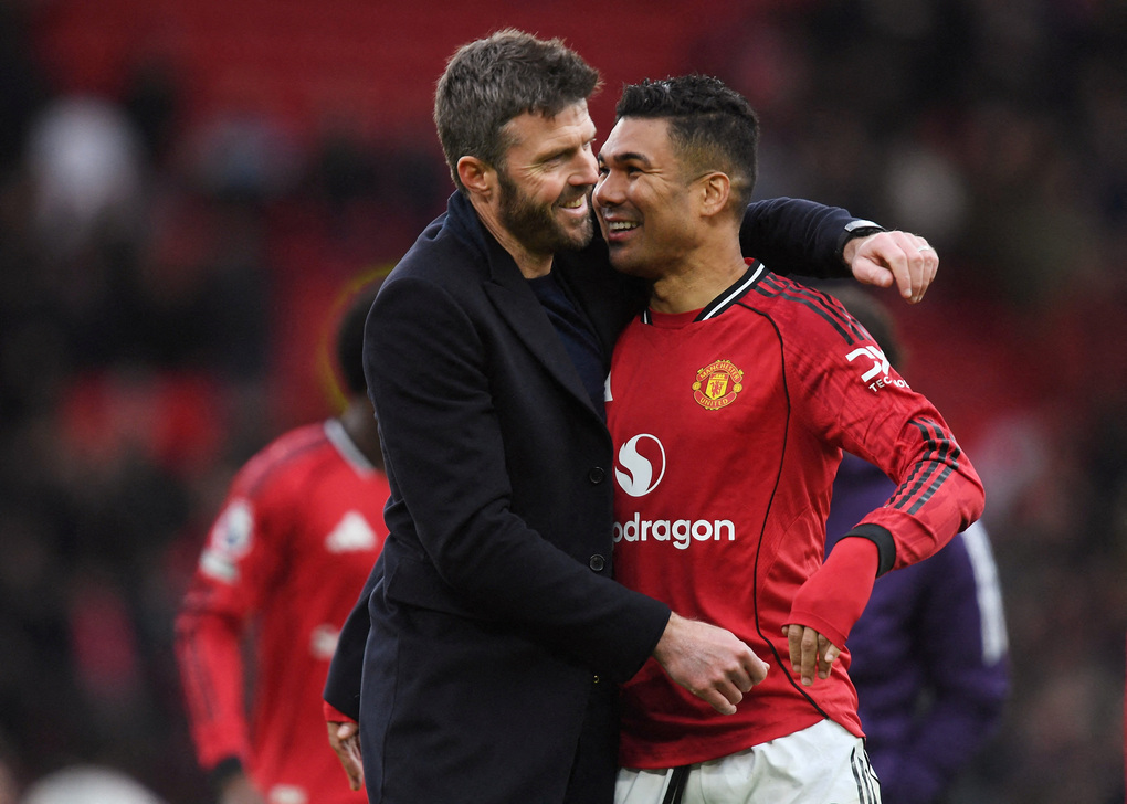 Carrick chung vui cùng Casemiro sau trận Man Utd thắng Aston Villa 3-1 ở vòng 30 Ngoại hạng Anh, trên sân Old Trafford, Manchester, Anh ngày 15/3/2026. Ảnh: Reuters
