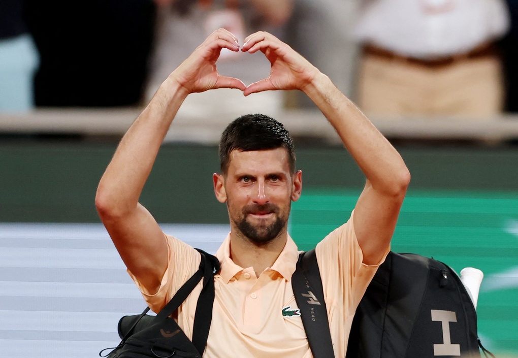 Djokovic cám ơn khán giả, sau trận vòng ba Roland Garros, trên sân Philippe Chatrier, Paris, Pháp hôm 28/5. Ảnh: Reuters