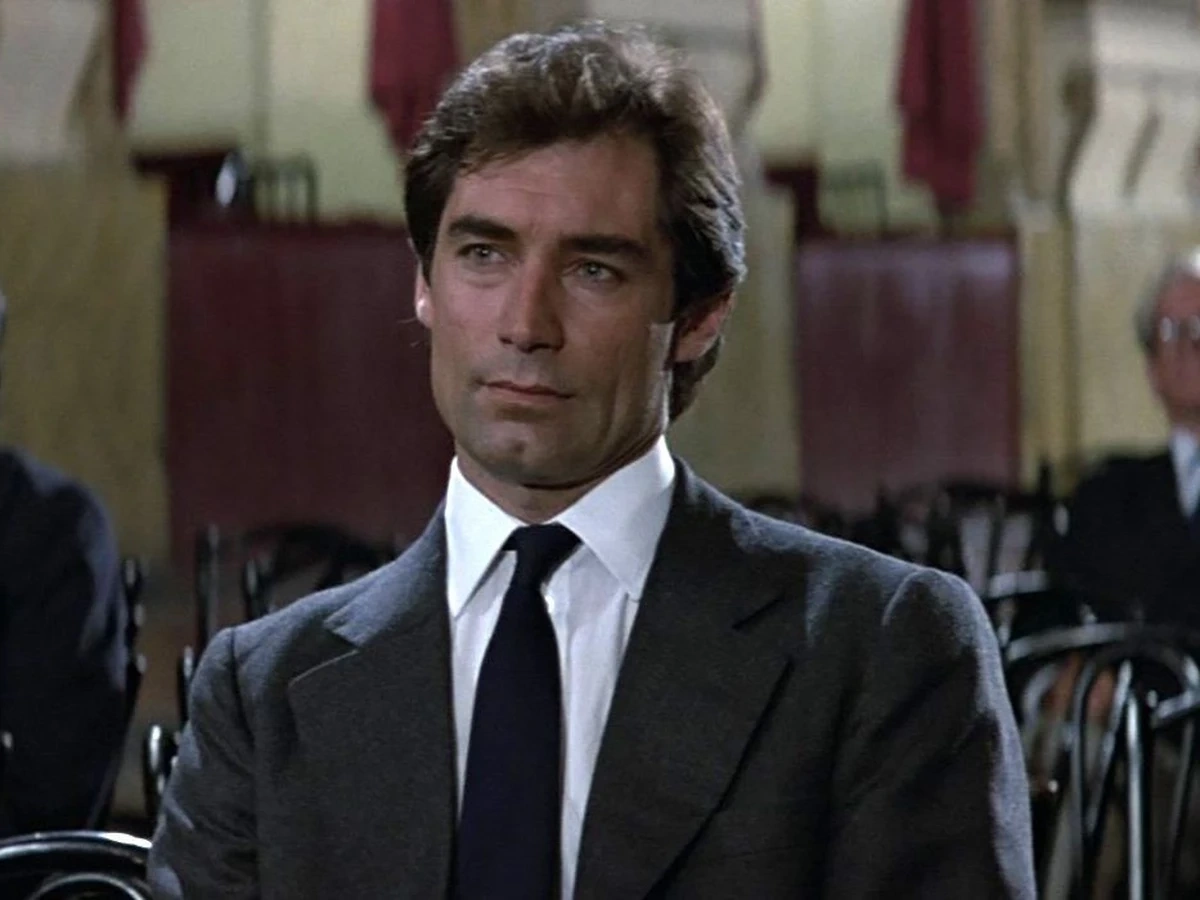 Timothy Dalton Tài tử tham gia hai phần phim James Bond sau khi Roger Moore rời vai, gồm The Living Daylights (1987) và License to Kill (1989). Trước đó, tài tử từng được mời đóng 007 trong On Her Majesty's Secret Service nhưng từ chối vì cho rằng ông còn quá trẻ. Sau khi rời thương hiệu Bond, tài tử 80 tuổi hoạt động ở mảng điện ảnh, truyền hình lẫn sân khấu. Về đời tư, Dalton từng có nhiều mối quan hệ với các diễn viên nổi tiếng như Vanessa Redgrave, Whoopi Goldberg và Stefanie Powers. Năm 1995, ông yêu nhạc sĩ Oksana Grigorieva, cả hai có một con trai tên Alexander trước khi chia tay năm 2003. Ảnh: Eon Productions