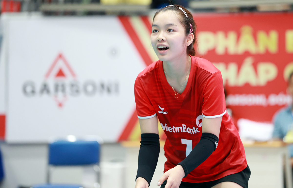 Cô gái quê Phú Thọ bén duyên với bóng chuyền từ lớp 4, nhưng lúc đó chỉ chơi bóng chuyền hơi. "Bố mẹ tôi cũng thích bóng chuyền hơi nên tôi đam mê theo. Đến cuối lớp 7 mẹ mới đăng ký cho tôi vào CLB VietinBank và trưởng thành từ đó", VĐV 20 tuổi cho hay.