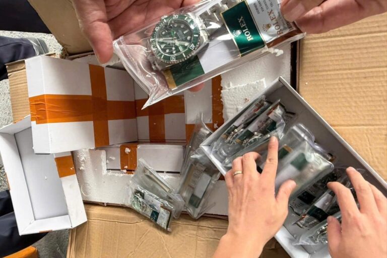 Phát hiện loạt sản phẩm Nike, Rolex, iPhone… giả trị giá gần 1,5 tỷ đồng