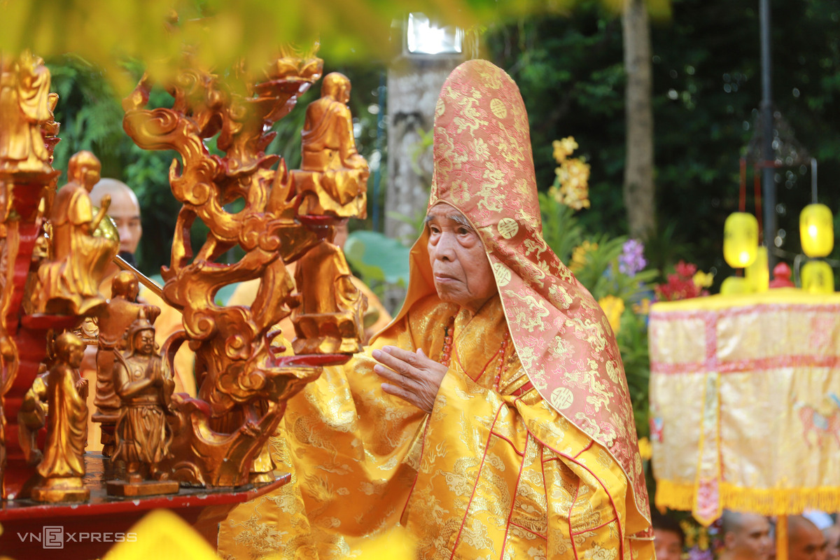 Tại Huế, khoảng 17h30, hàng nghìn tăng ni, phật tử tập trung tại chùa Diệu Đế trên đường Bạch Đằng để tham dự lễ tắm Phật và rước Phật do Ban Trị sự Giáo hội Phật giáo Việt Nam TP Huế tổ chức, nằm trong chuỗi hoạt động mừng đại lễ Phật đản Phật lịch 2570. Hòa thượng Thích Đức Thanh chủ trì nghi lễ Mộc dục (tắm Phật), tưởng niệm ngày đản sinh của Đức Phật Thích Ca Mâu Ni. Lễ Phật đản là một trong ba sự kiện cấu thành Đại lễ Vesak, cùng với lễ Phật thành đạo và lễ Phật nhập Niết bàn. Từ năm 1999, Liên Hợp Quốc công nhận Vesak là lễ hội văn hóa tâm linh thế giới. Trong nghi lễ, các tăng ni trang nghiêm chắp tay chiêm bái và thực hiện nghi thức tắm Phật.