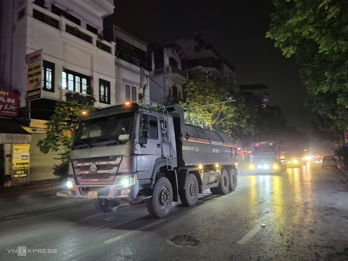 Để bảo đảm an toàn, hiện việc vận chuyển phế thải từ các công trình phá dỡ chủ yếu diễn ra vào ban đêm. Các xe này thường đi theo tuyến vành đai như Võ Chí Công, Nguyễn Hoàng Tôn, vành đai 3... để tới các điểm tập kết. Ảnh: Gia Chính