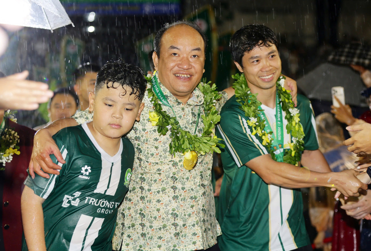 Đầu mùa, Đồng Nai được Ban tổ chức "bật đèn xanh" thi đấu ở V-League sau khi Quảng Nam bỏ giải. Nhưng ông bầu Phạm Hương Sơn (giữa) khước từ vì muốn đội nhà lên hạng bằng thực lực. Từ đó, ông bầu sinh năm 1983 cải tổ mạnh từ ban huấn luyện đến cầu thủ, đưa về hàng loạt tên tuổi như Xuân Trường, Minh Vương, Nguyễn Hữu Tuấn, Dương Văn Khoa, Lê Văn Sơn, Hồ Thanh Minh....
