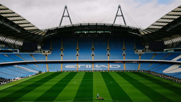 Guardiola được Man City dựng tượng và đặt tên cho khán đài