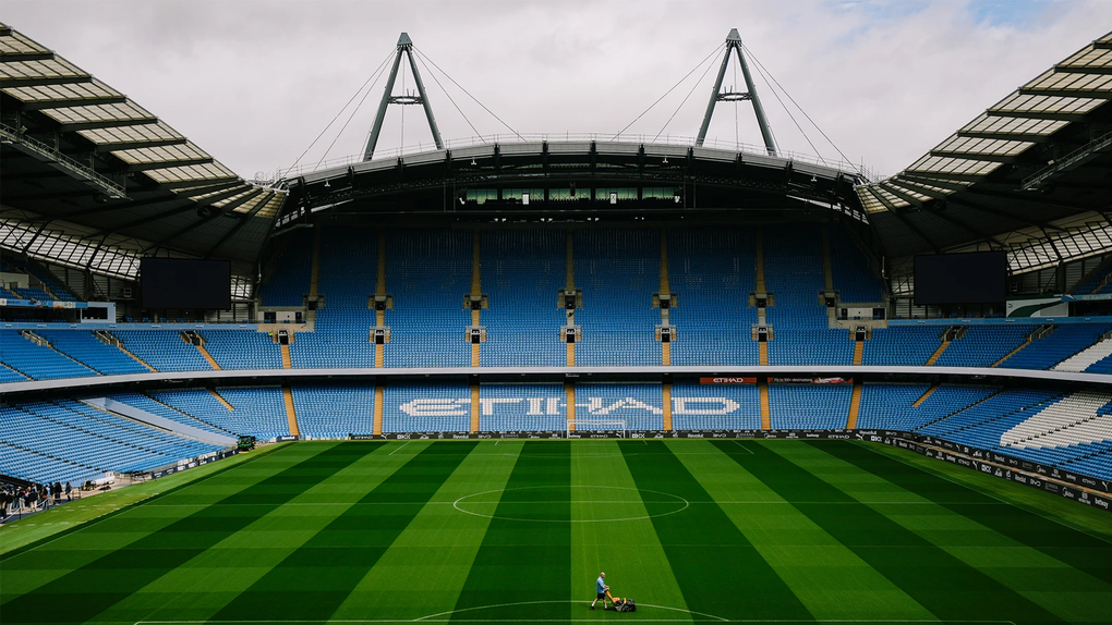 Guardiola được Man City dựng tượng và đặt tên cho khán đài