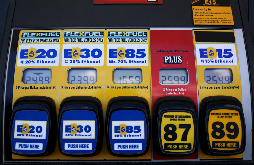Một cột bơm xăng với nhiều loại hỗn hợp ethanol tại Nevada, Iowa, Mỹ, ngày 17/5/2015. Ảnh: Reuters