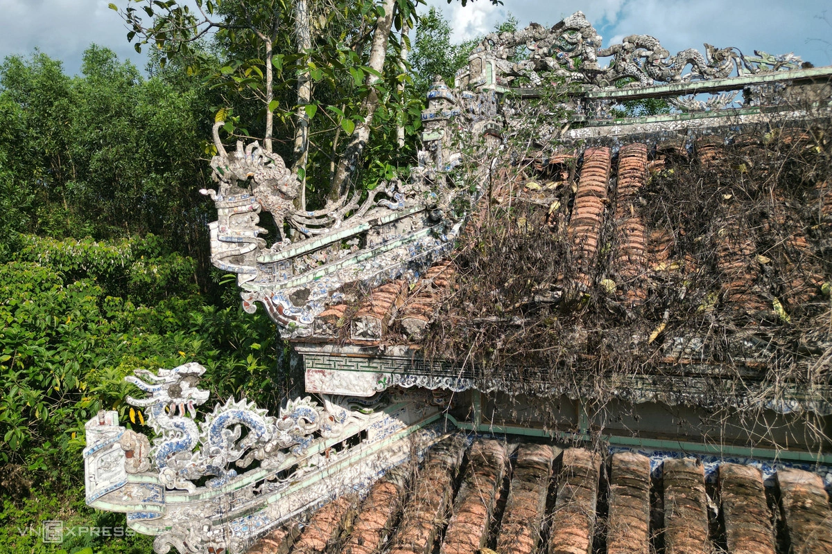 Hệ thống trang trí rồng, chim phụng hoàng trên mái căn biệt thự được đắp nổi bằng sành sứ ngày càng hư hỏng. Hệ thống mái ngói bị vỡ nát, cỏ cây mọc um tùm. Hệ thống rồng trang trí bằng sành sứ trên mái cũng không còn nguyên vẹn.