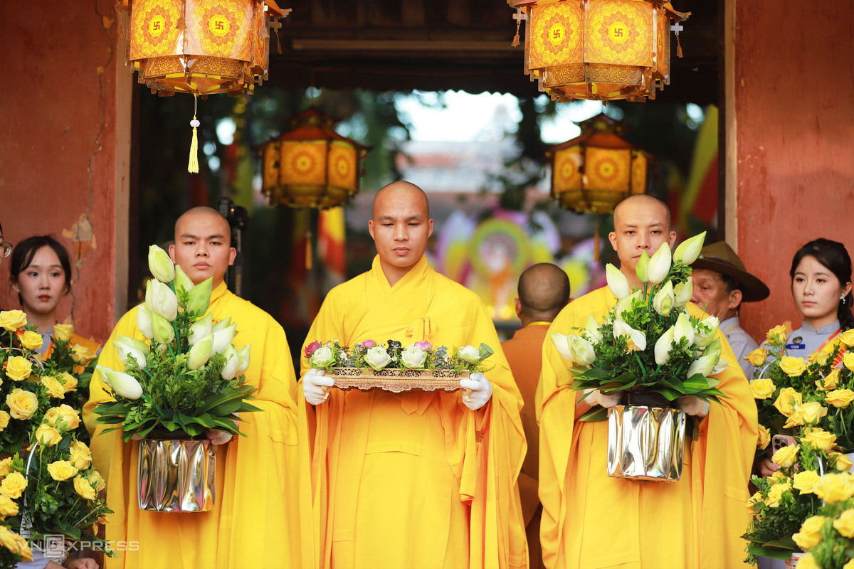 Sau nghi thức tắm Phật truyền thống, tôn tượng đức Phật sơ sinh được tăng ni, phật tử rước từ chùa Diệu Đế đến tổ đình Từ Đàm, nơi đặt trụ sở Ban trị sự Giáo hội Phật giáo Việt Nam TP Huế.