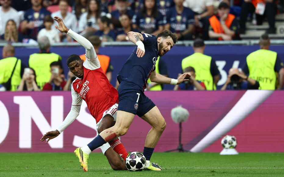 Tình huống Mosquera của Arsenal phạm lỗi với Kvaratskhelia của PSG trong vùng cấm dẫn tới penalty trong trận chung kết Champions League 2025-2026 ngày 30/5/2026 ở sân Puskas Arena, Budapest, Hungary. Ảnh: AFP
