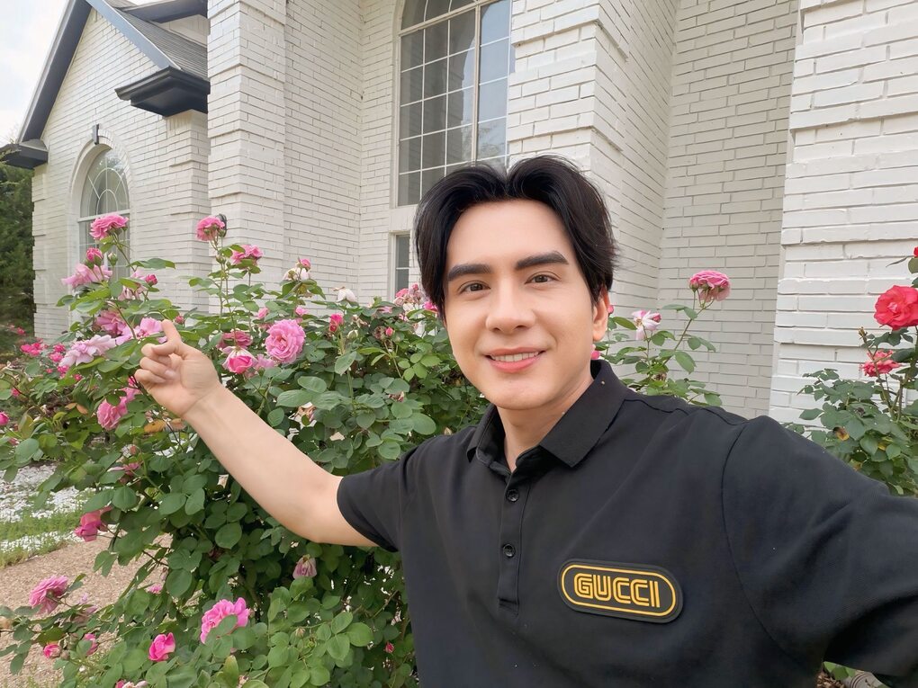 Đan Trường trồng vườn hồng trong biệt thự tại Mỹ. Ảnh: Nhân vật cung cấp