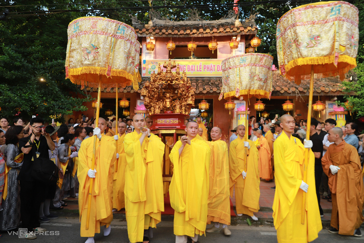 Dẫn đầu đoàn rước là chư tăng mang theo hai bình hoa sen, cùng hương trầm.