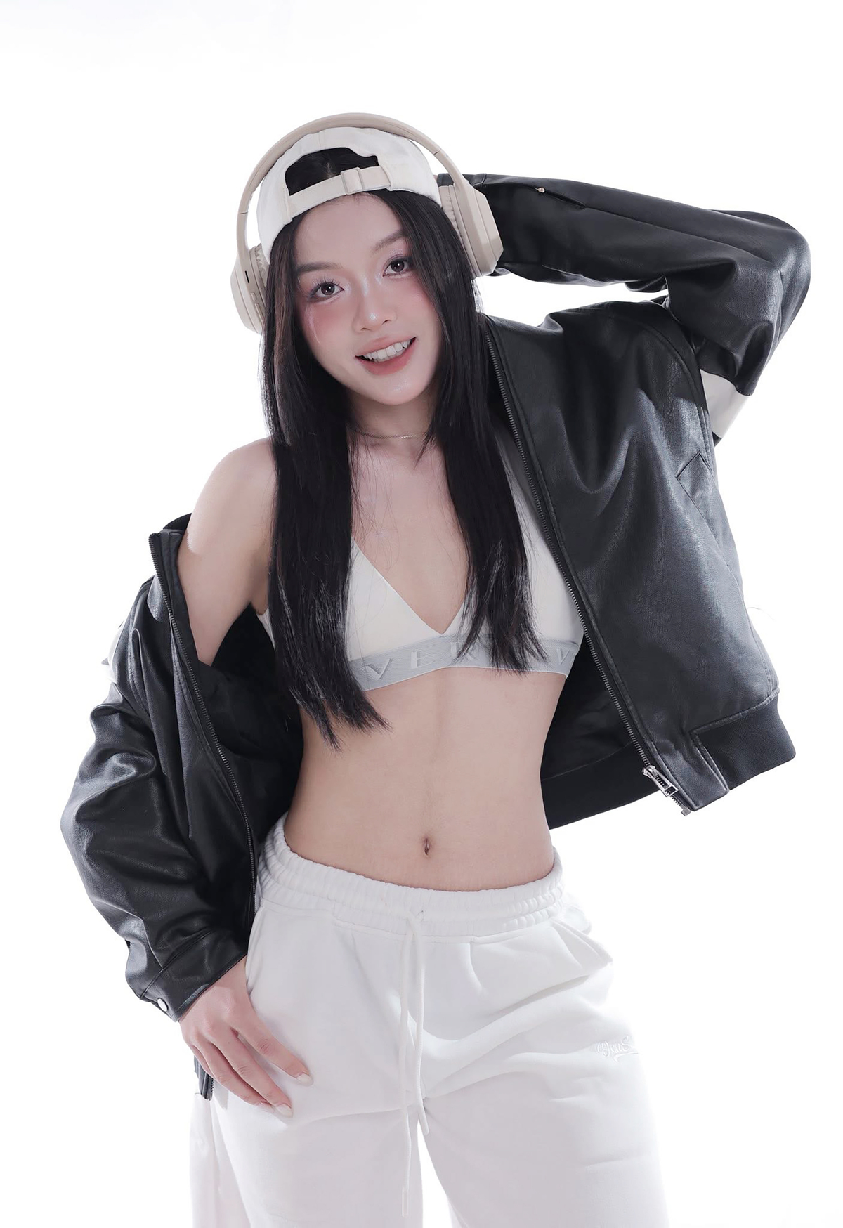 Không chỉ gây ấn tượng bằng lối chơi lăn xả, Kiều Vy còn được người hâm mộ yêu mến nhờ ngoại hình xinh xắn, thậm chí được mệnh danh là "thiên thần" của thế hệ bóng chuyền mới tại Việt Nam.