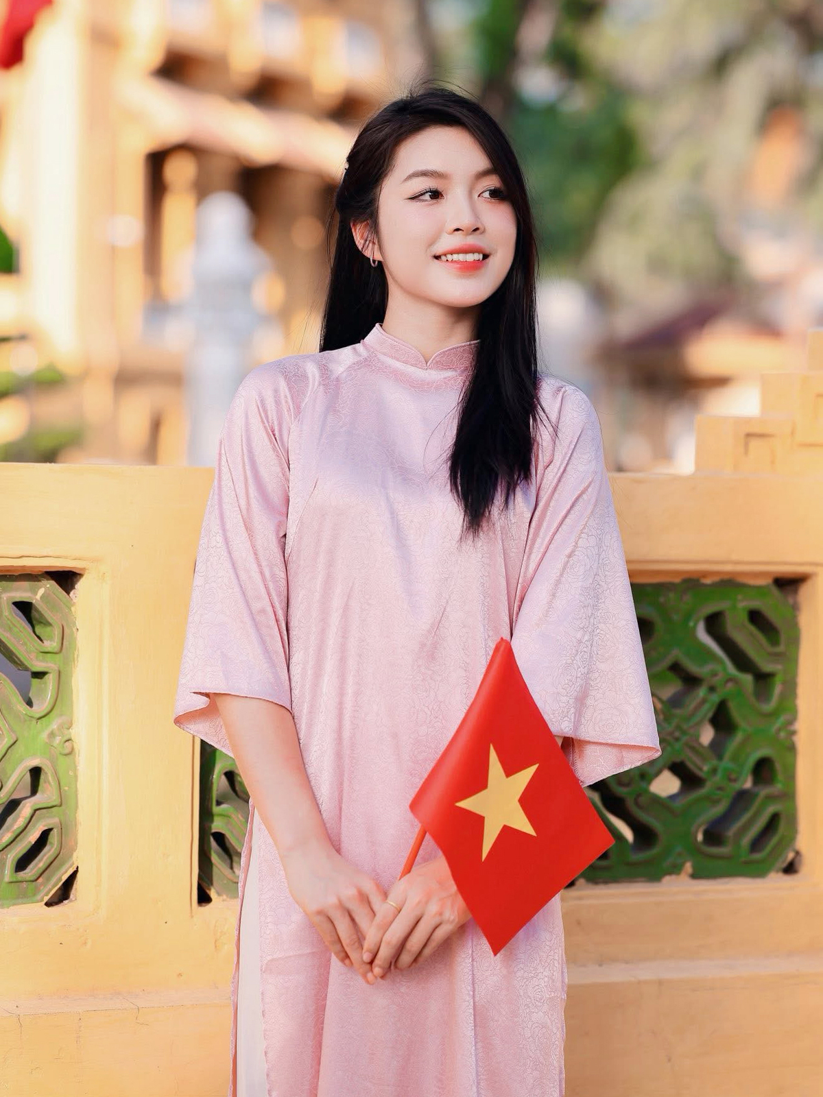 Không chỉ gây ấn tượng bằng lối chơi lăn xả, Kiều Vy còn được người hâm mộ yêu mến nhờ ngoại hình xinh xắn, thậm chí được mệnh danh là "thiên thần" của thế hệ bóng chuyền mới tại Việt Nam.