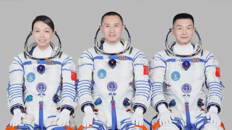 Phi hành gia Trung Quốc lần đầu ở ngoài không gian một năm