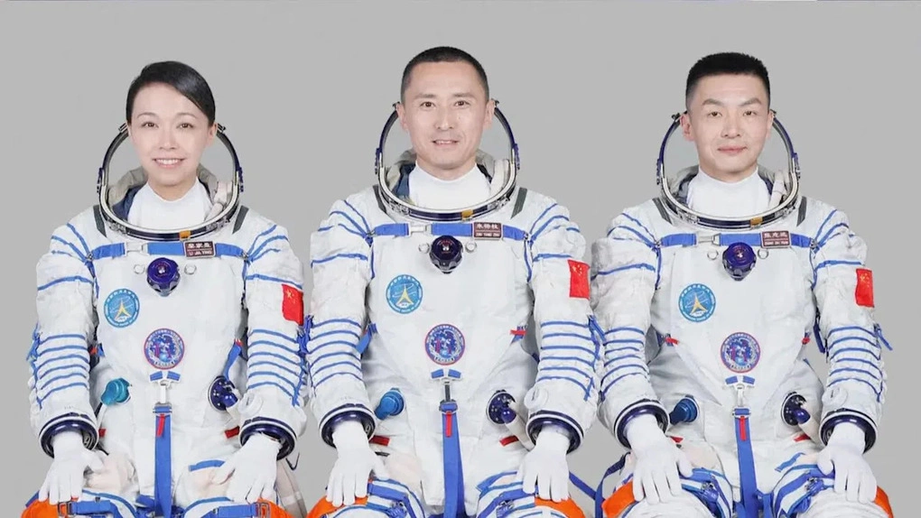 Phi hành đoàn Thần Châu 23 (từ trái sang phải) gồm chuyên gia tải trọng Lai Ka-ying, chỉ huy Zhu Yangzhu, phi công Zhang Zhiyuan. Ảnh: CMSA