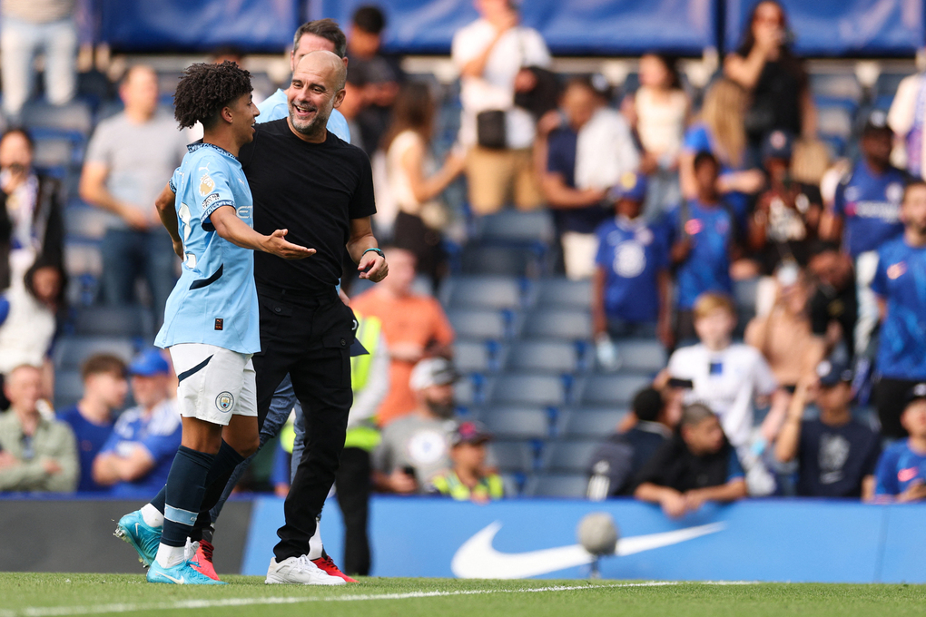 HLV Pep Guardiola trao đổi với hậu vệ Rico Lewis sau trận Man City thắng Chelsea 2-0 ở vòng một Ngoại hạng Anh trên sân Stamford Bridge ngày 18/8. Ảnh: AFP
