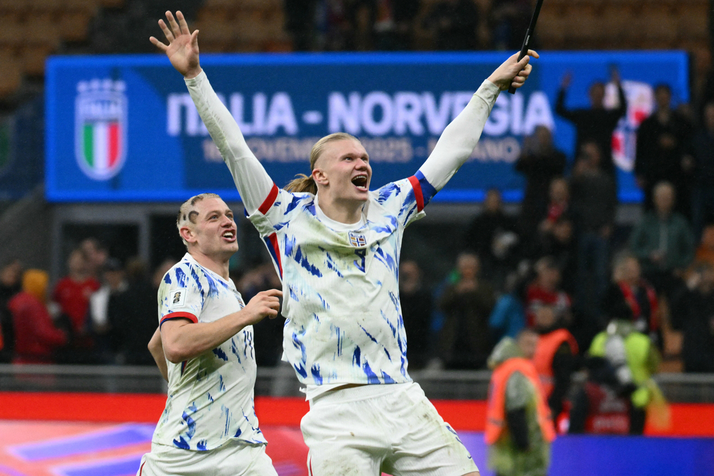 Tiền đạo Erling Haaland (phải) mừng sau khi ghi bàn trong trận Na Uy thắng Italy 4-1 ở vòng loại World Cup 2026 trên sân San Siro, thành phố Milan, Italy ngày 16/11/2026. Ảnh: AFP