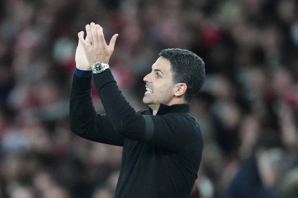 HLV Arteta mừng trận Arsenal thắng Burnley 1-0 ở vòng 37 Ngoại hạng Anh trên sân Emirates hôm 18/5. Ảnh: AP