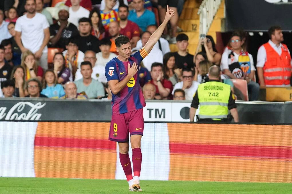 Robert Lewandowski mừng bàn trong trận Valencia 3-1 Barca ở vòng 38 La Liga trên sân Mestalla tối 23/5. Ảnh: AP