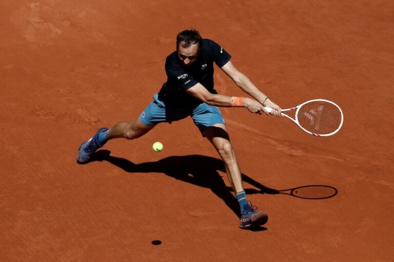 Medvedev lại gục ngã từ vòng một Roland Garros