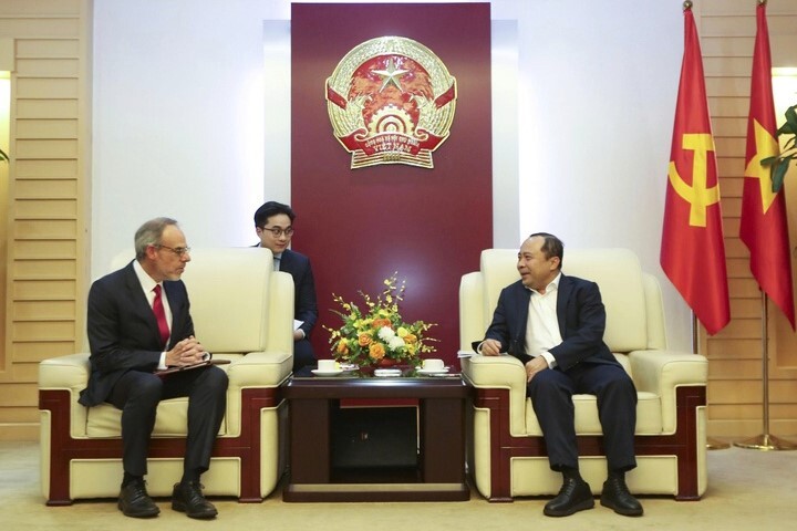 Bộ trưởng Vũ Hải Quân (bìa phải) tiếp Phó chủ tịch cấp cao, Giám đốc Pháp lý và Đối ngoại Toàn cầu của tập đoàn Amazon - David Zapolsky, chiều 22/5. Ảnh: Doãn Mạnh