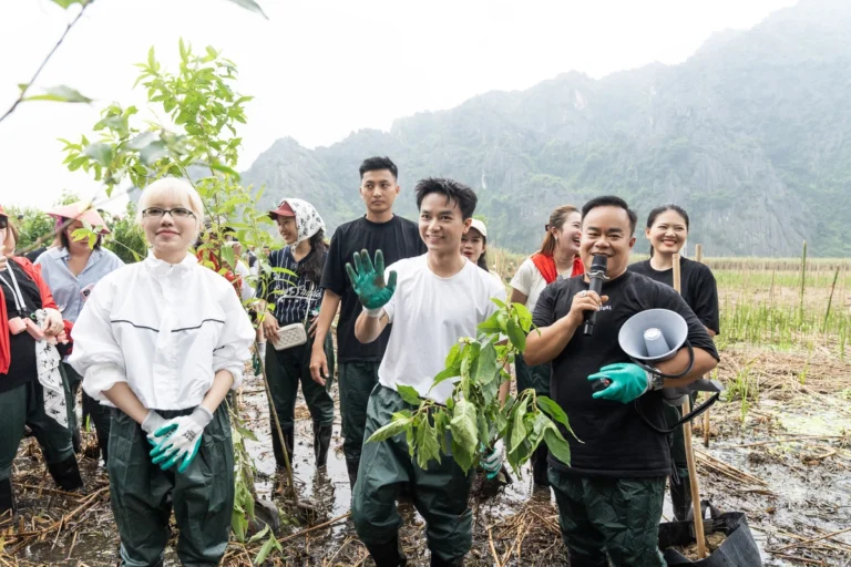 Dàn ca sĩ lội bùn trồng cây tại đầm Vân Long