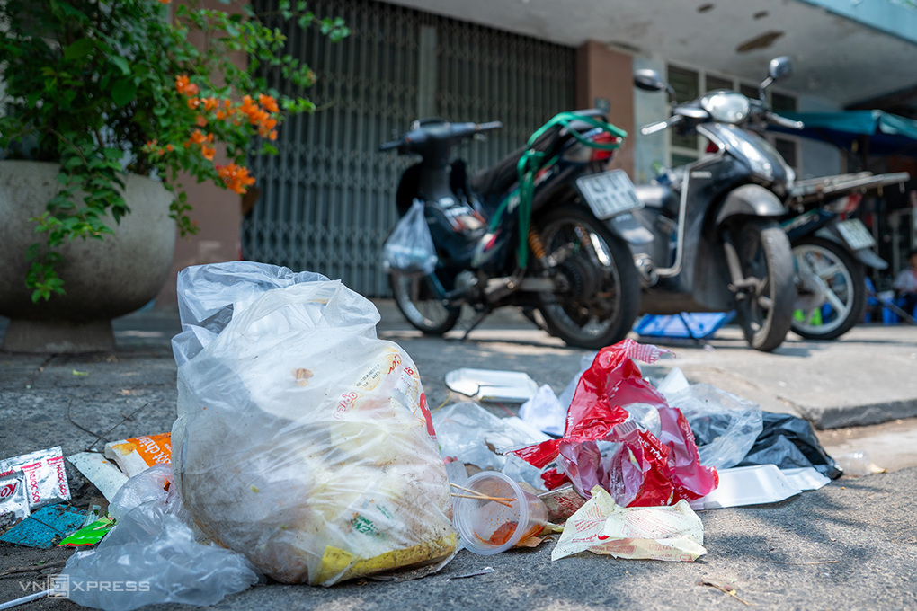 Vỉa hè nhiều tuyến đường trung tâm thành phố thường thành nơi xả rác. Ảnh: Nguyễn Đông