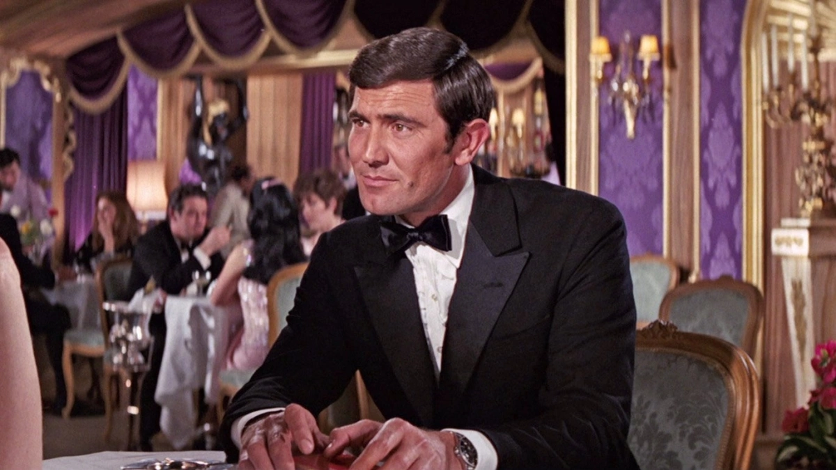 George Lazenby George Lazenby là trường hợp hiếm của thương hiệu khi chỉ đóng trong On Her Majesty's Secret Service (1969) nhưng được nhiều fan yêu thích. Trước đó, ông chưa có kinh nghiệm diễn xuất nhưng vẫn được chọn thay thế Sean Connery sau năm phần phim đầu. Ông ghi dấu với câu thoại ứng biến nổi tiếng: "This never happened to the other fella" (Chuyện này chưa từng xảy ra với người trước đó), như cách tự trào về việc kế nhiệm Connery. On Her Majesty's Secret Service được nhiều người xem là một trong những phần phim 007 hay nhất, nhưng trước khi phim ra rạp, George Lazenby từ chối hợp đồng một triệu USD để đóng tiếp sáu phim. Khi ấy, diễn viên nói hình tượng Bond không còn phù hợp với tinh thần tự do của thập niên 1960. Ông từng nói: "Thực ra tôi đã sống như James Bond ngoài đời, hoặc cố gắng trở thành một người tương tự. Tôi không phải điệp viên hay gì cả, nhưng luôn muốn mình lịch lãm, phong độ và ngầu như thế". Ảnh: Eon Productions
