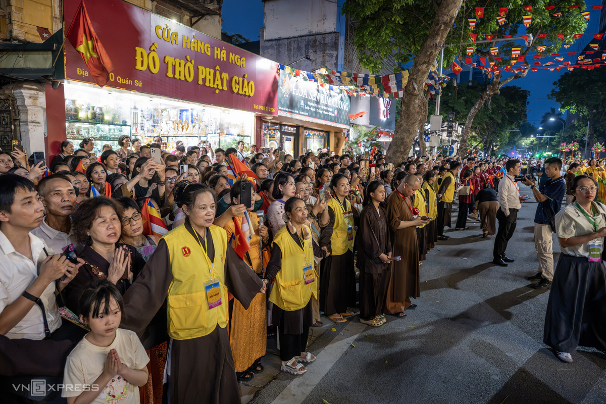 Dọc các tuyến phố đoàn rước đi qua, người dân đứng chờ để được chiêm bái xá lợi Phật và tham gia không khí trang nghiêm của đại lễ Phật đản.