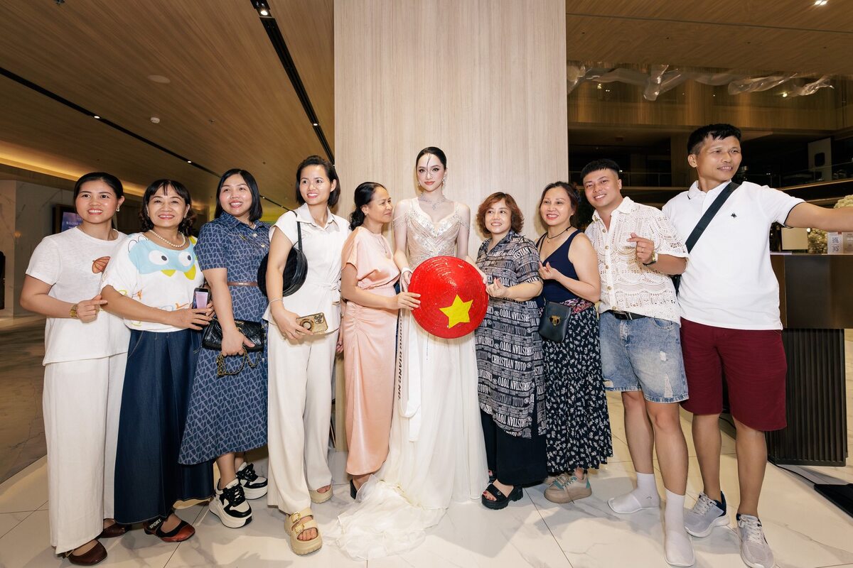 Lịch trình tại cuộc thi dày đặc, di chuyển liên tục giữa các tỉnh nên có thời điểm sức khỏe của Hương Giang không tốt, chân sưng do bị suy giãn tĩnh mạch. Tại vòng thi áo tắm cô cho biết phải chườm đá để chân bớt sưng, khó khăn khi đứng trên giày cao gót. Người đẹp nói vượt qua khó khăn nhờ tình yêu của khán giả. Mỗi ngày, cô nhận được tin nhắn động viên và tỷ lệ bình chọn cao tại nhiều hạng mục. Khi về khách sạn, cô nhiều lần xúc động vì khán giả đi du lịch tìm đến tận nơi để cổ vũ. Trước chung kết, bạn trai và loạt sao cũng dành cho cô nhiều lời chúc may mắn.