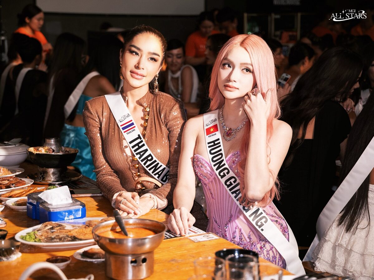 Trong cuộc thi, cô thân thiết với thí sinh chủ nhà Tharina Botes - bạn cùng phòng, và người đẹp chuyển giới Lào - Miranda Aengmany. Theo Hương Giang, việc có thêm những người bạn hay kết nối, trải nghiệm văn hóa là một thành công khi đến với cuộc thi.