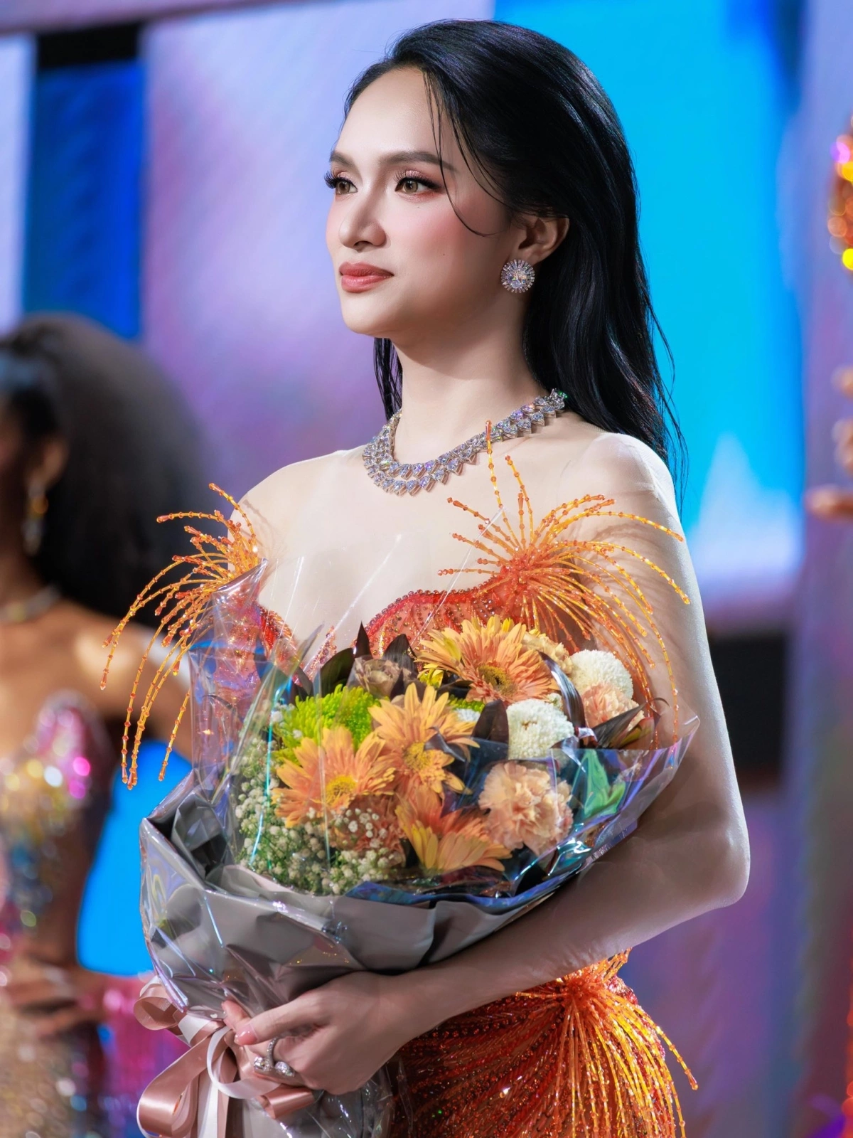 Cô dự định ở lại Thái Lan nghỉ ngơi vài ngày trước khi về nước tiếp tục với công việc dang dở. Người đẹp tên đầy đủ Nguyễn Hương Giang, 34 tuổi, quê Hà Nội, từng vào top 4 Vietnam Idol 2012. Năm 2018, cô đăng quang Miss International Queen ở Thái Lan. Nhiều năm qua, Hương Giang hoạt động đa năng ở các vai trò ca sĩ, người mẫu, nhà sản xuất truyền hình.