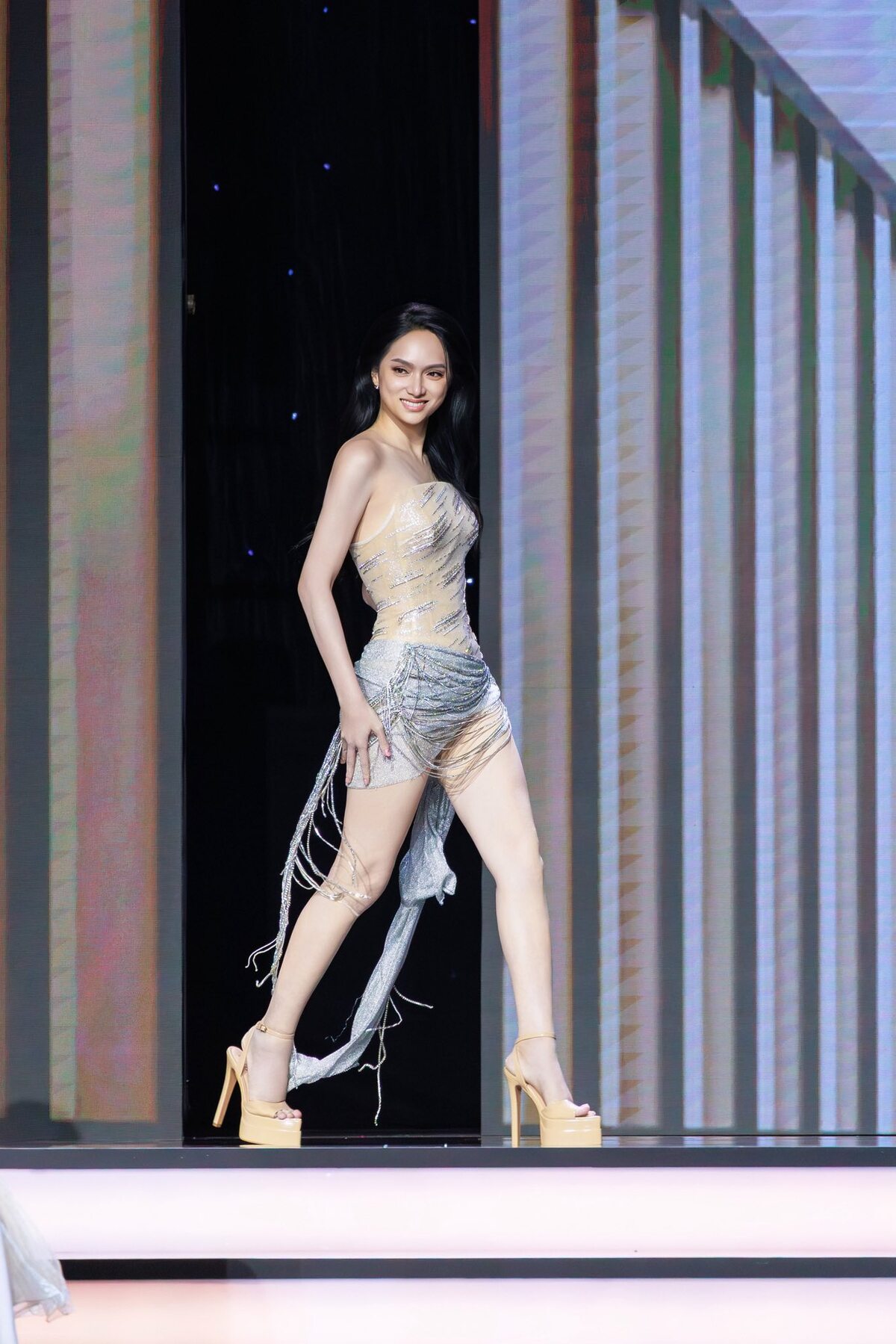 Người đẹp trong phần thi catwalk khi để mặt mộc. Lần đầu tiên trên sân khấu, thí sinh trải qua thử thách ngồi tẩy trang trực tiếp rồi catwalk, tuy nhiên vòng này cũng gây tranh luận.
