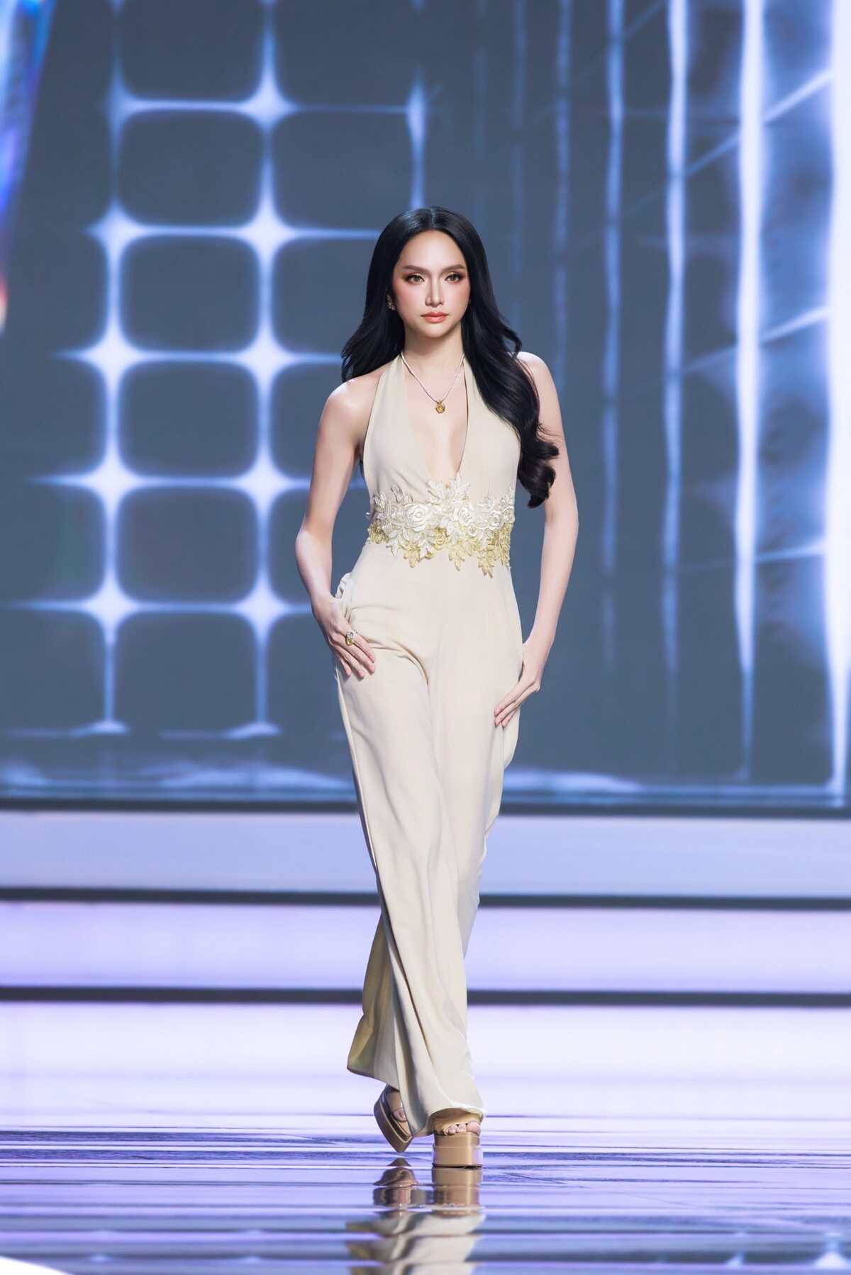 Với thử thách runway, Hương Giang nói tự tin nhờ kinh nghiệm hơn 10 năm tham gia làng mốt trong nước, từng diễn vedette cho nhiều nhà thiết kế.
