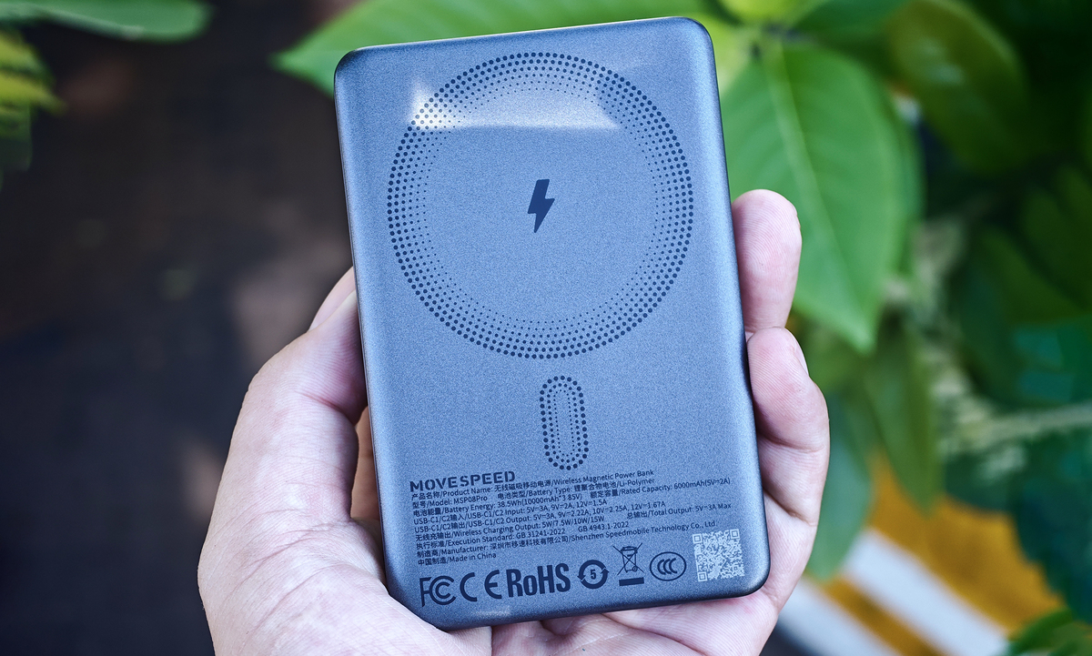 MSP08 Pro hỗ trợ sạc có dây 22,5 W, không dây 15 W, trong khi đối thủ BMX SolidSafe cao hơn với 30 W có dây và cùng 15 W không dây. Trải nghiệm thực tế, với sạc có dây, thiết bị nạp năng lượng cho Xiaomi 17 Ultra từ 45% lên 90% trong khoảng 40 phút, trong khi sạc không dây trong khoảng một tiếng. Với iPhone 17 Pro Max, thời gian sạc 50 phút (có dây) và 75 phút (không dây) với dung lượng pin từ 30% lên 80%. Sạc dự phòng của Movespeed được chứng nhận 3C (Trung Quốc), FCC (Mỹ), CE (châu Âu) và RoHS trên toàn cầu, được phép mang lên máy bay.