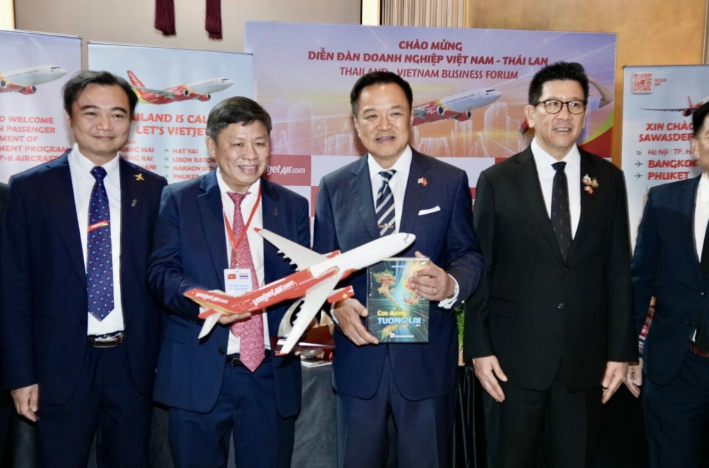 Thủ tướng Thái Lan Anutin Charnvirakul (thứ ba từ trái qua) chụp ảnh cùng đại diện Vietjet. Ảnh: Tài Nguyễn