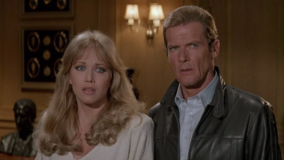 Roger Moore Ông tham gia bảy phần phim về điệp viên 007, bắt đầu với Live and Let Die (1973) và kết thúc bằng A View to a Kill (1985). Tài tử có sự nghiệp thành công trước khi nhận vai James Bond. Sau thành công của loạt phim, Moore ngừng diễn xuất khoảng 5 năm trước khi trở lại với series My Riviera, sau đó góp mặt trong các phim như The Quest (1996) và Spice World (1997). Đầu những năm 2000, ông tiếp tục tham gia nhiều dự án như Boat Trip, The Fly Who Loved Me, Agent Crush. Lần xuất hiện cuối cùng của ông trên màn ảnh là trong The Saint năm 2017. Roger Moore kết hôn bốn lần. Ông cưới người vợ đầu tiên, Doorn Van Steyn, khi mới 18 tuổi nhưng cả hai ly hôn năm 1953 do bất đồng tài chính. Cùng năm, ông kết hôn ca sĩ Dorothy Squires, song mối quan hệ nhanh chóng rạn nứt. Năm 1961, Moore đến với diễn viên Italy Luisa Mattioli nhưng phải chờ đến năm 1969 mới có thể kết hôn vì Squires không đồng ý ly dị. Năm 2017, ông qua đời ở tuổi 89 sau thời gian chống chọi ung thư. Ảnh: Eon Productions