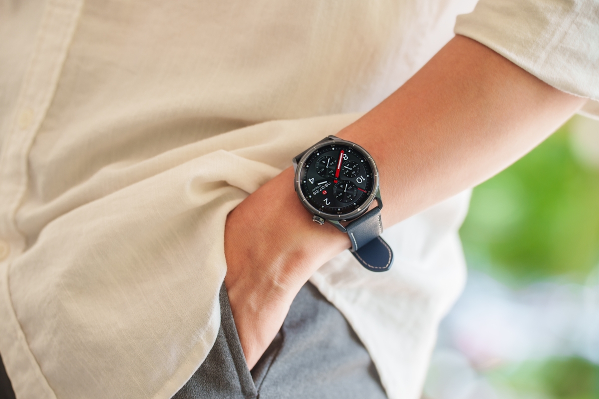 Watch S5 mới bán gần như không dành cho nữ giới do chỉ có duy nhất kích thước 46 mm. Đồng hồ cũng có hơi hướng thiết kế mạnh mẽ, nam tính với mặt tròn truyền thống. So với S4, thế hệ mới cho độ hoàn thiện tốt hơn, khung thép không gỉ chắc chắn nổi bật trong phân khúc giá. Sản phẩm có hai màu đen, bạc khi lựa chọn dây cao su, màu xanh rừng với lựa chọn dây cao su kết hợp nylon và màu xanh gốm đi kèm dây da (phiên bản trong hình).