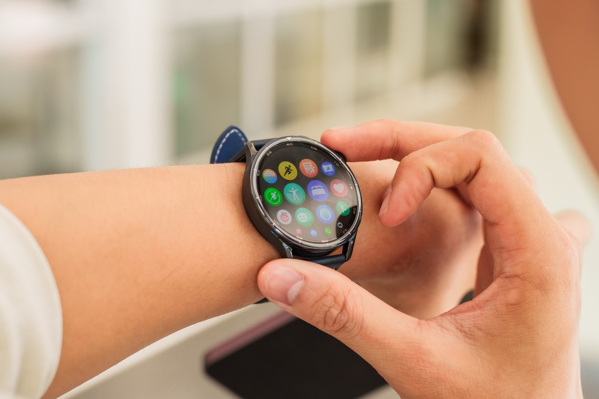 Đồng hồ mới của Xiaomi có trọng lượng 45,6 gram, nhẹ hơn khoảng 10 gram so với Watch 5, độ mỏng thân 10,99 mm, cho cảm giác đeo thoải mái. Kích thước mặt 46 mm có thể hơi lớn với người cổ tay nhỏ nhưng khi đeo vẫn cho cảm giác hợp mắt nhờ các đường bo cong và phần kết nối dây được làm gọn gàng. Sản phẩm hỗ trợ chuẩn chống nước 5ATM (chống nước ở độ sâu tối đa 50 mét), đủ cho các buổi đi bơi không quá dài cũng như dùng tốt dưới trời mưa.