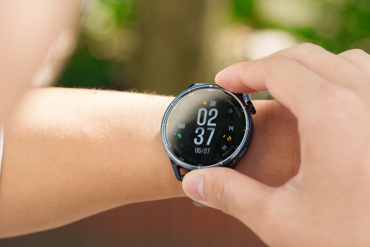 Đồng hồ mới của Xiaomi có trọng lượng 45,6 gram, nhẹ hơn khoảng 10 gram so với Watch 5, độ mỏng thân 10,99 mm, cho cảm giác đeo thoải mái. Kích thước mặt 46 mm có thể hơi lớn với người cổ tay nhỏ nhưng khi đeo vẫn cho cảm giác hợp mắt nhờ các đường bo cong và phần kết nối dây được làm gọn gàng. Sản phẩm hỗ trợ chuẩn chống nước 5ATM (chống nước ở độ sâu tối đa 50 mét), đủ cho các buổi đi bơi không quá dài cũng như dùng tốt dưới trời mưa.